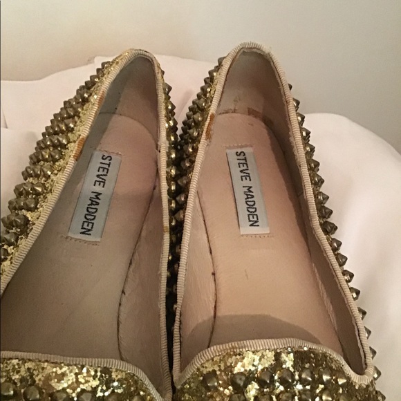 Steve Madden “Studly” Gold Flats - Picture 4 of 5